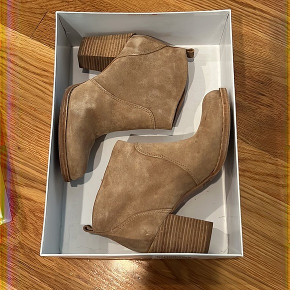 Michael Kors Wayland 7 1/2M desert suede ships without box - Picture 3 of 7